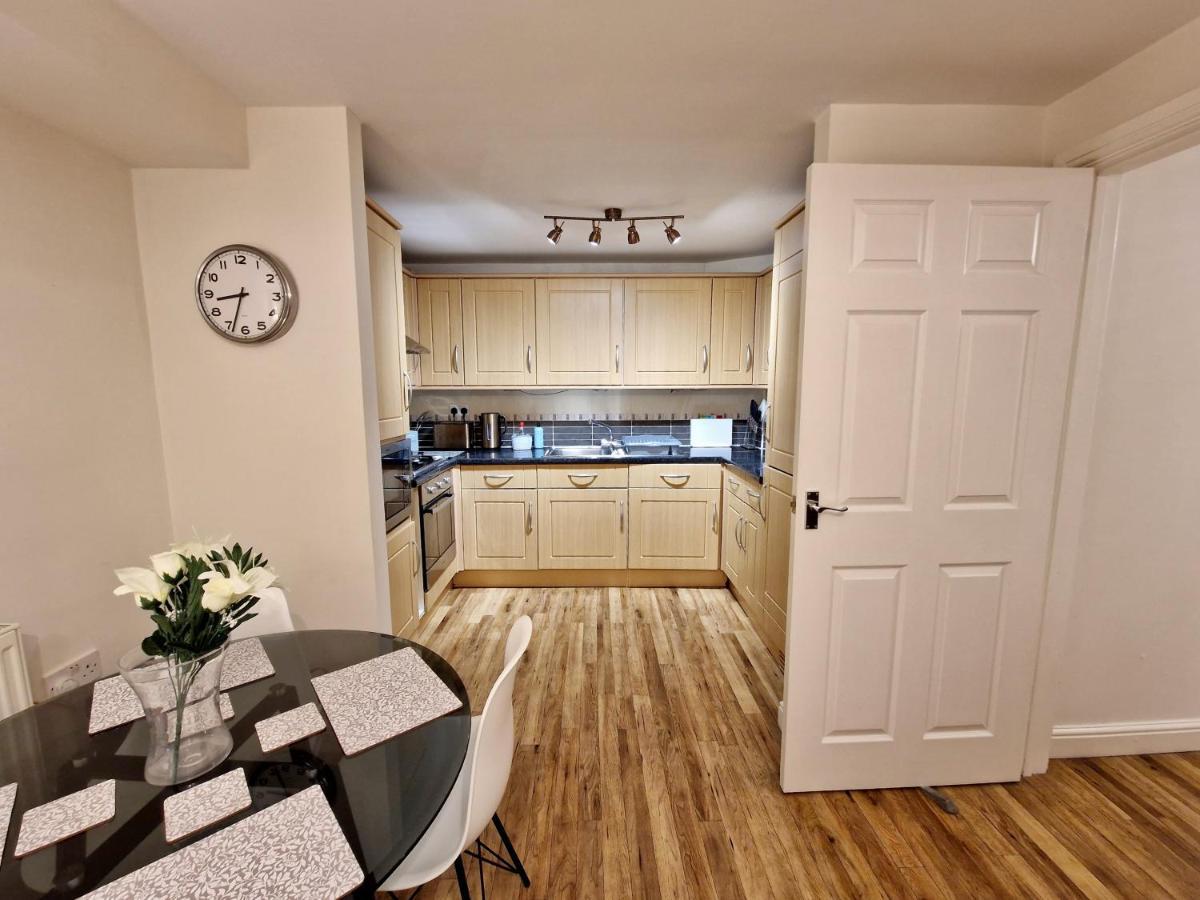 Apartment Stunning Luxury Serviced Next To Centre With Free Parking - Contractors & Relocators